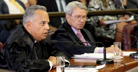 O voto do conselheiro Gilberto Diniz foi acompanhado pelo conselheiro José Alves Viana (ao fundo) e pelo conselheiro Wanderley Ávila, presidente da sessão da Segunda Câmara (Foto: Karina Camargos Coutinho)